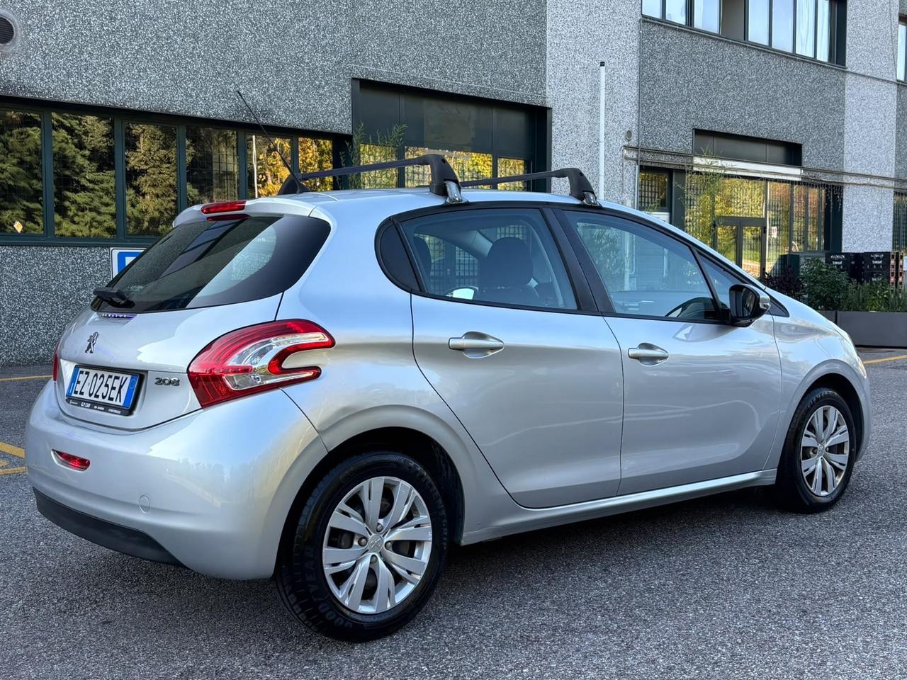 Peugeot 208 1.4 HDi 68 CV 5 porte Allure