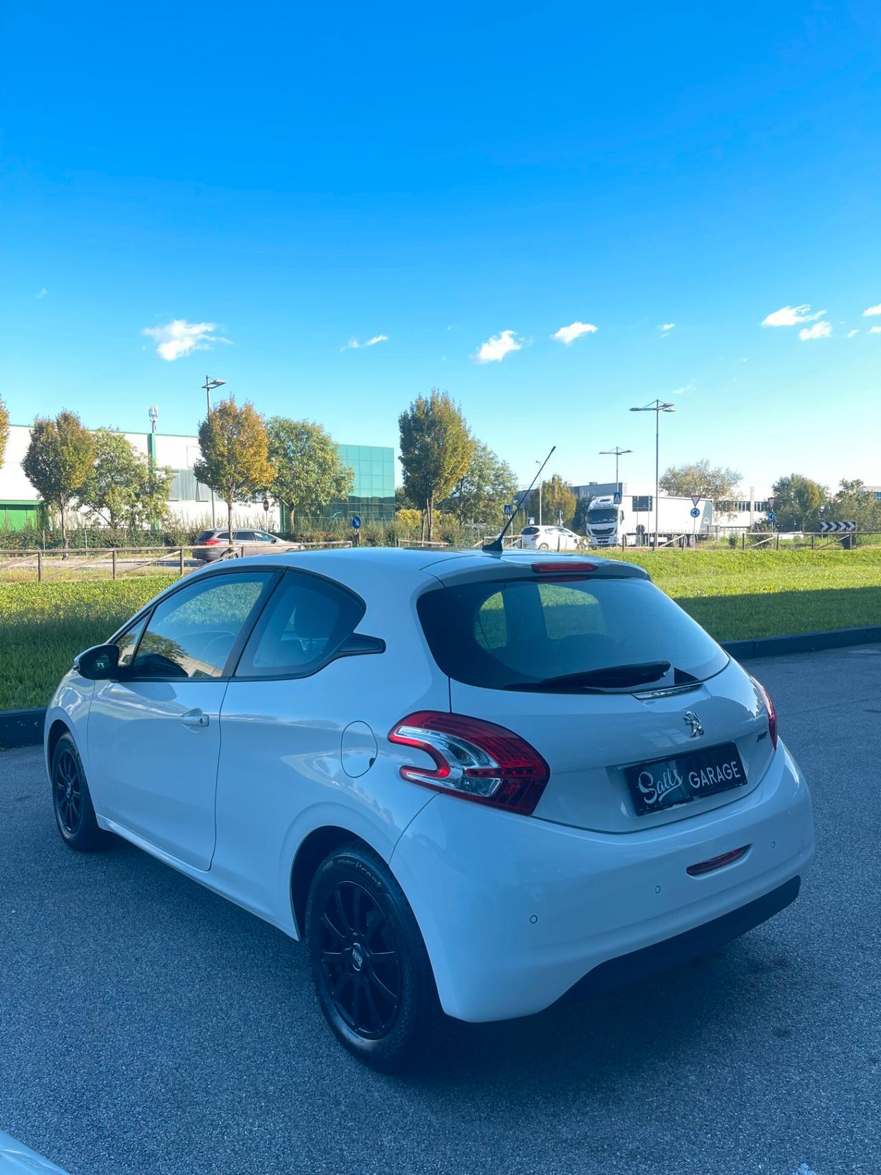 Peugeot 208 1.2 benzina Neopatentati