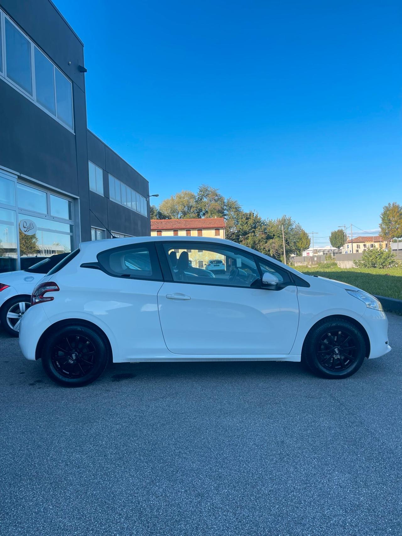 Peugeot 208 1.2 benzina Neopatentati