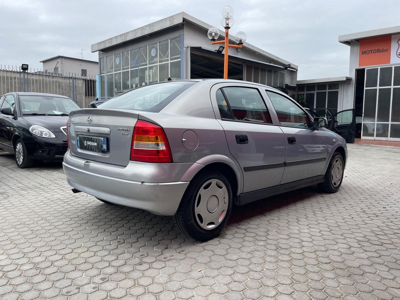 Opel Astra ADATTA A NEOPATENTATI 1.6i 16V cat 5 porte Club