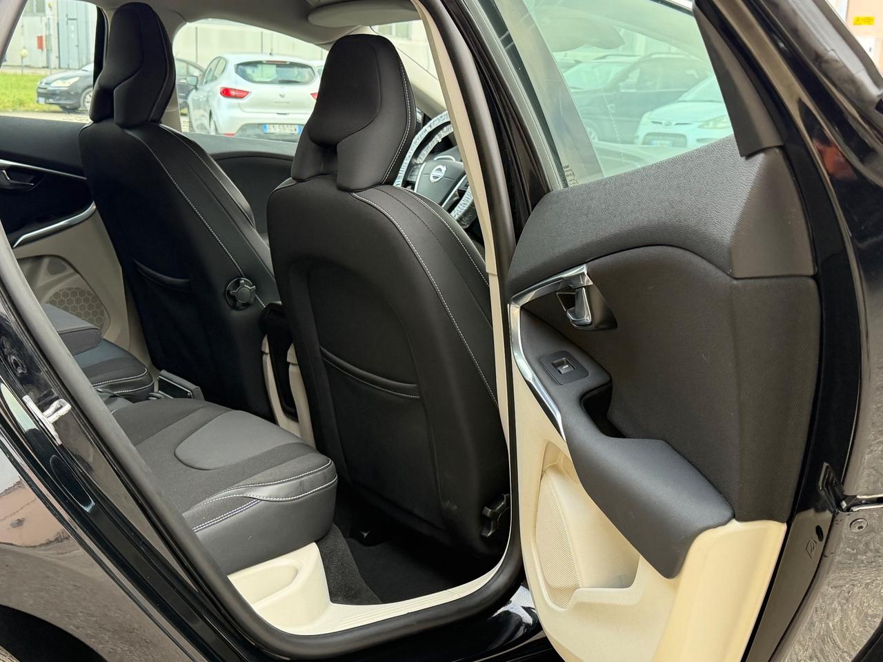 Volvo V40 120CV D2 R-design 2017 EURO6 Neopatentati