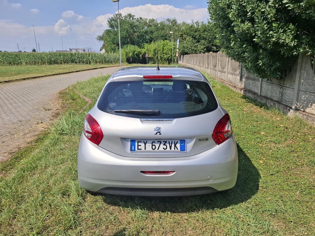 Peugeot 208 1.4 HDi 68 CV 5 porte Allure