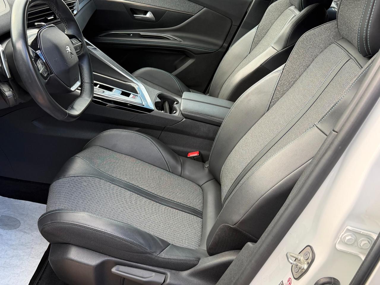 Peugeot 3008 1.5 BLUEHDI 130 cv. AT8 ALLURE (Nav)