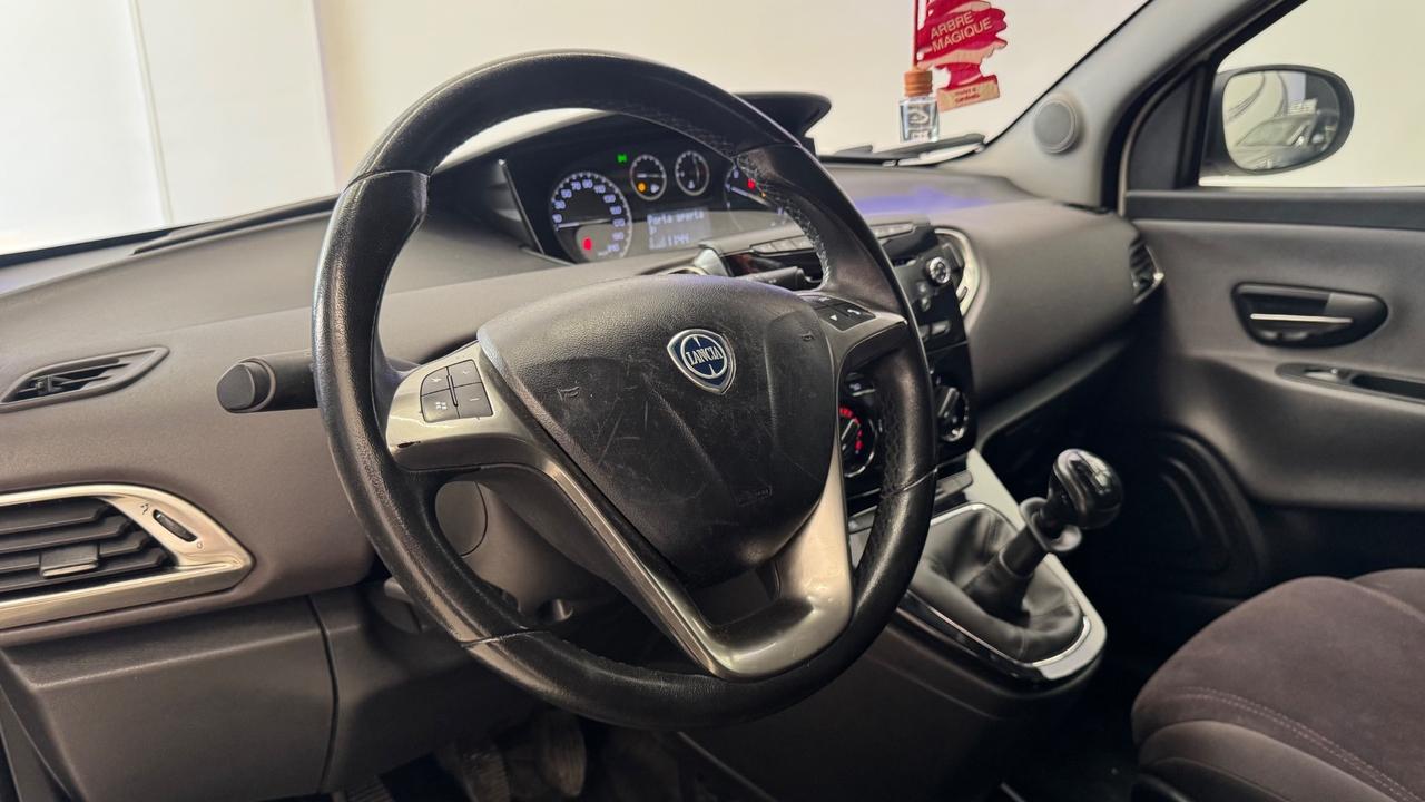 Lancia Ypsilon 0.9 TwinAir 85 CV 5 porte Metano Ecochic Silver