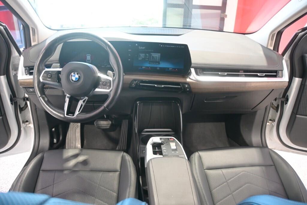 218D ACTIVE TOURER NEW 150CV STEPTRONIC BUSINESS DESIGN ( FARI LED ADATTIVI - BMW DIGITAL COCKPIT - AMBIENT LIGHTS - TETTO PANORAMICO APR. - PELLE - CRUISE - NAVI - MIRROR - PARK ASSISTANT - TELECAMERA POST. )