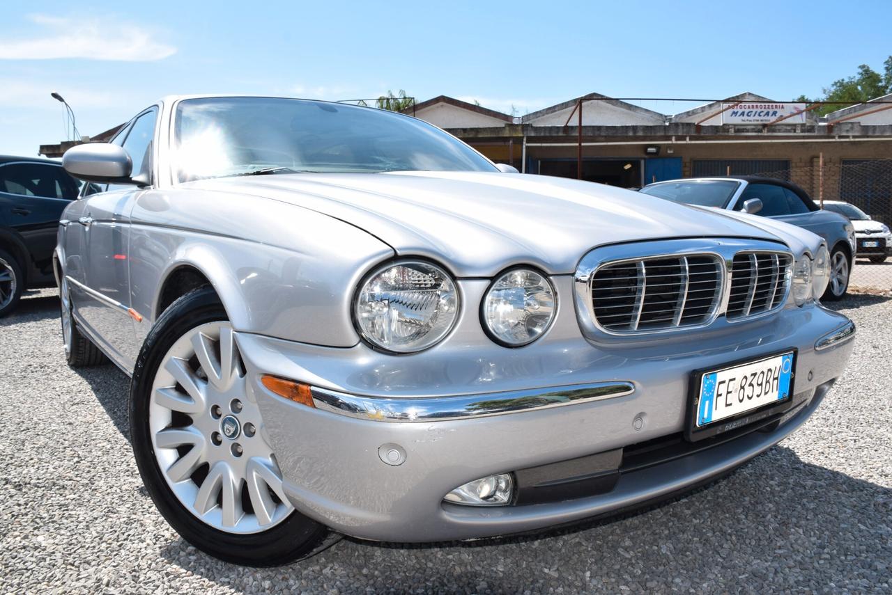 Jaguar XJ 4.2 V8 298CV AUT. NAVI PELLE SENSORI CRUISE BT Executive