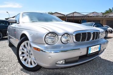 Jaguar XJ 4.2 V8 298CV AUT. NAVI PELLE SENSORI CRUISE BT Executive