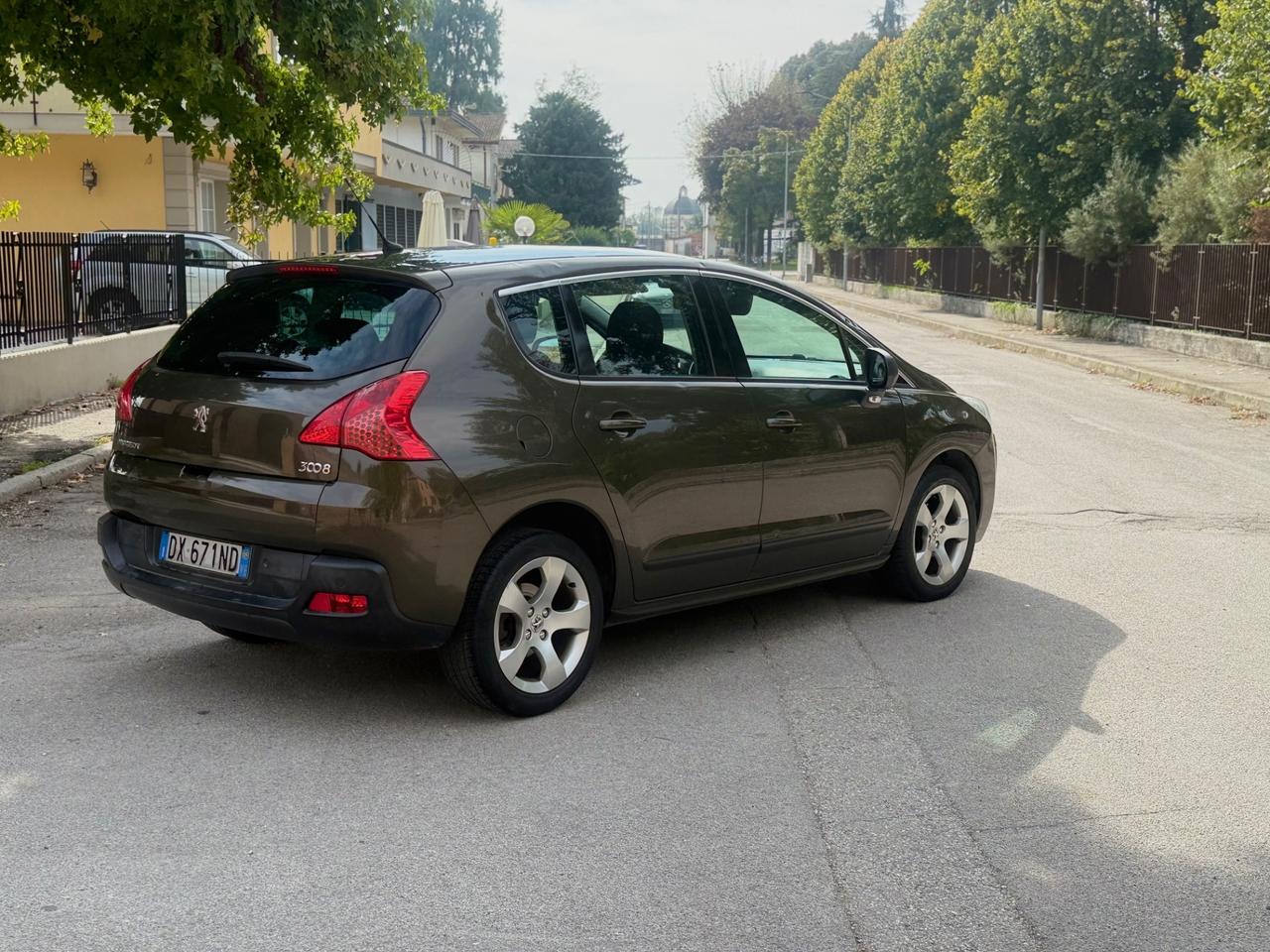 Peugeot 3008 1.6 HDi 110CV cambio robotizzato Tecno
