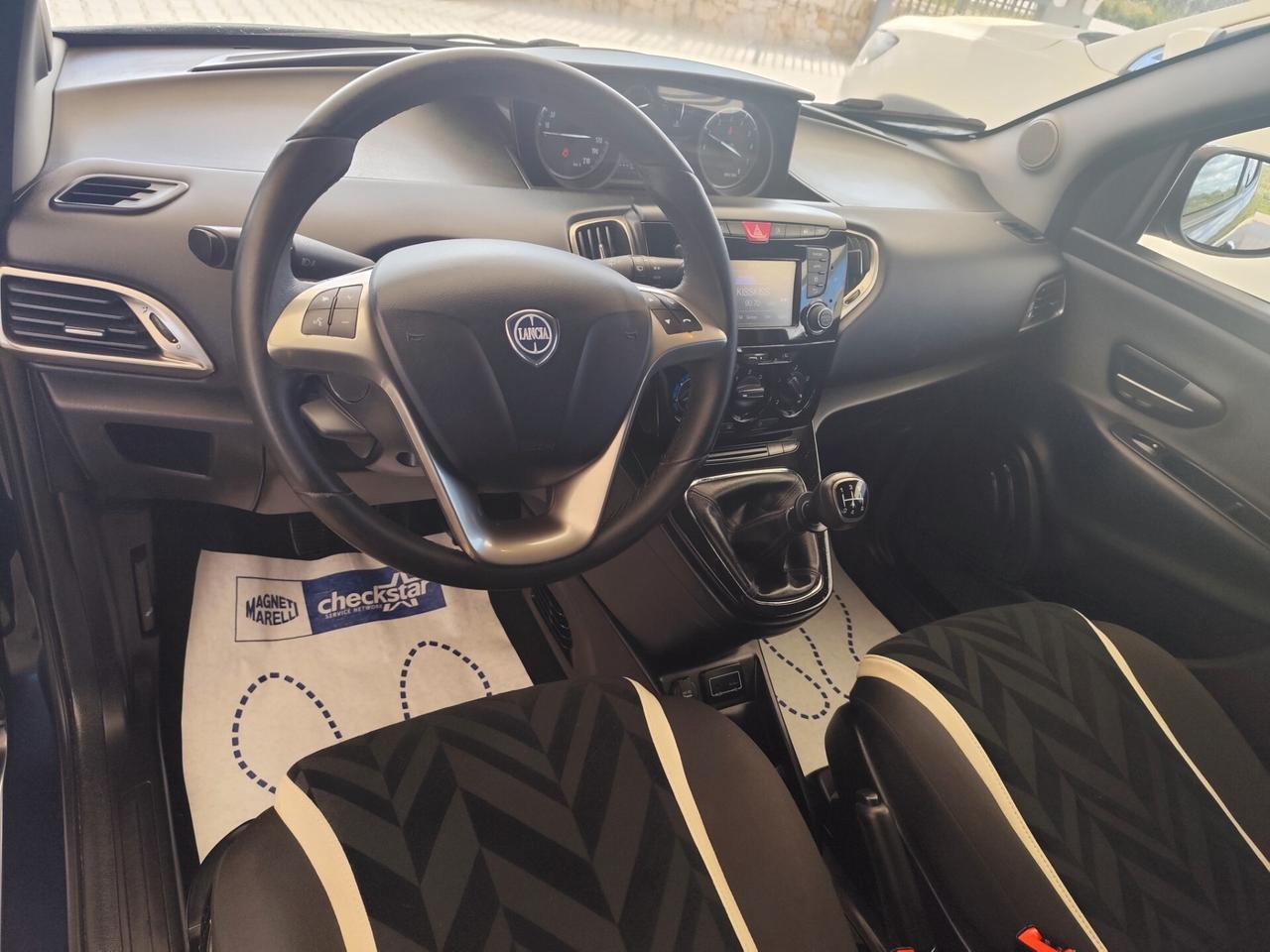 Lancia Ypsilon 1.2 69 CV 5 porte Silver