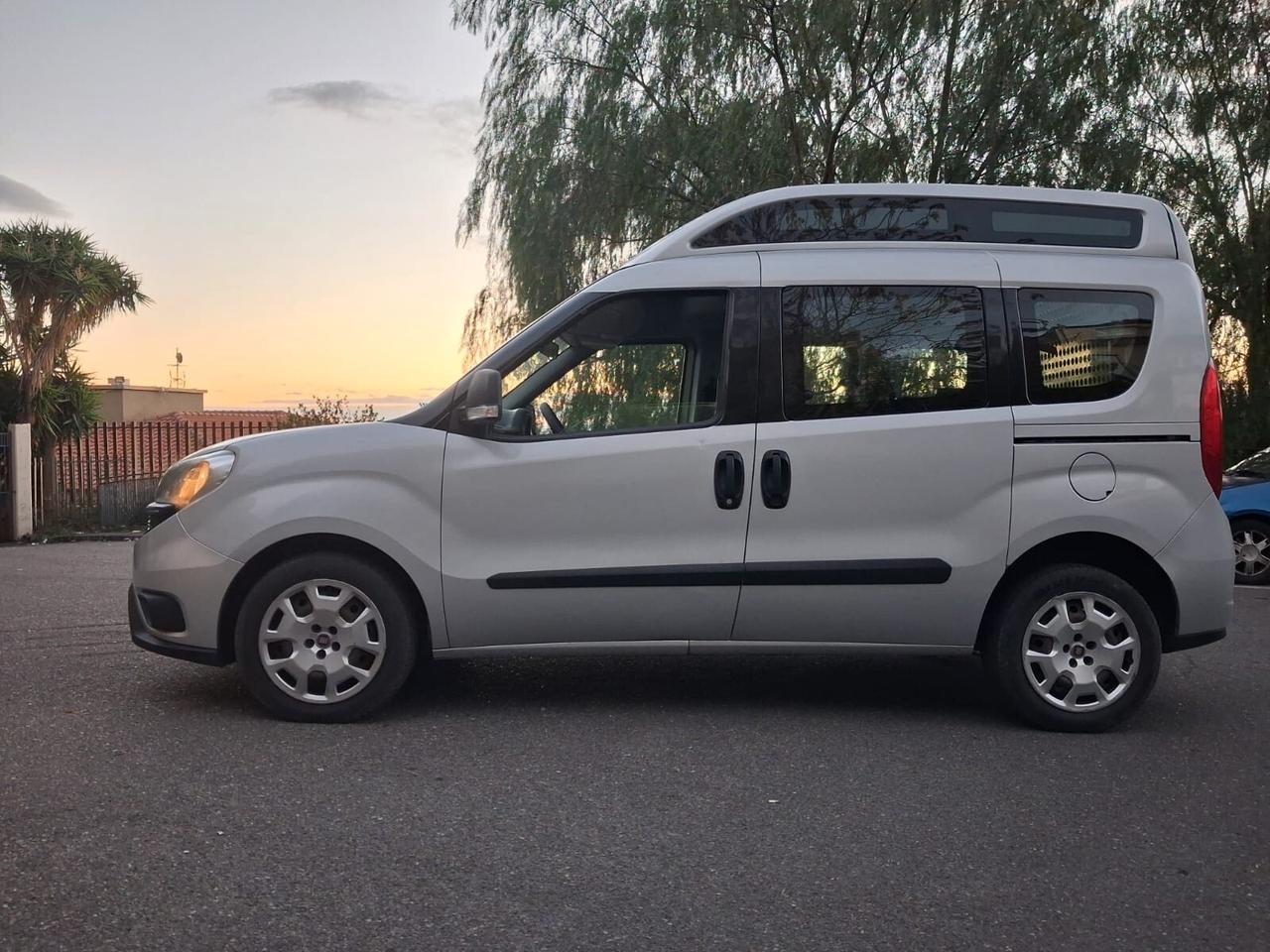 Fiat Doblo Con rampa manuale trasporto disabili in carrozzina
