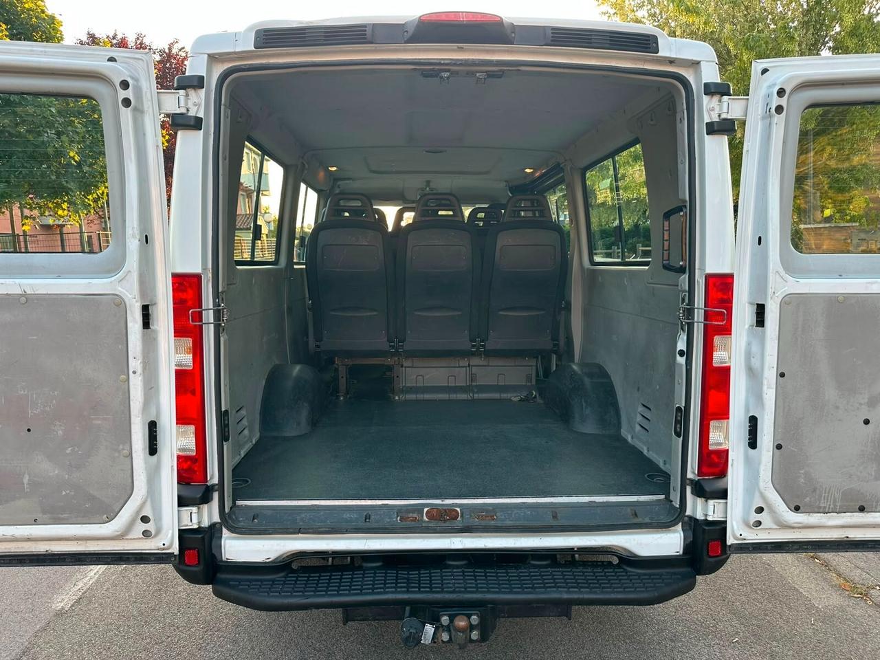 Iveco Daily 29L14 2.3 Hpt 9 posti con gancio traino