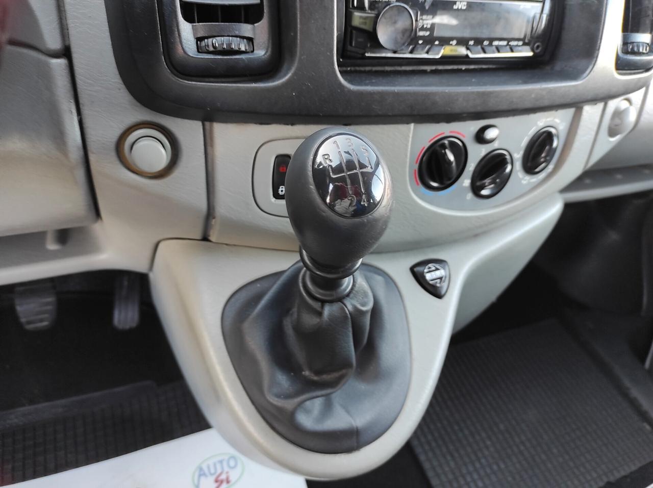 Renault Trafic 1.9 dCi - 80cv 9 POSTI
