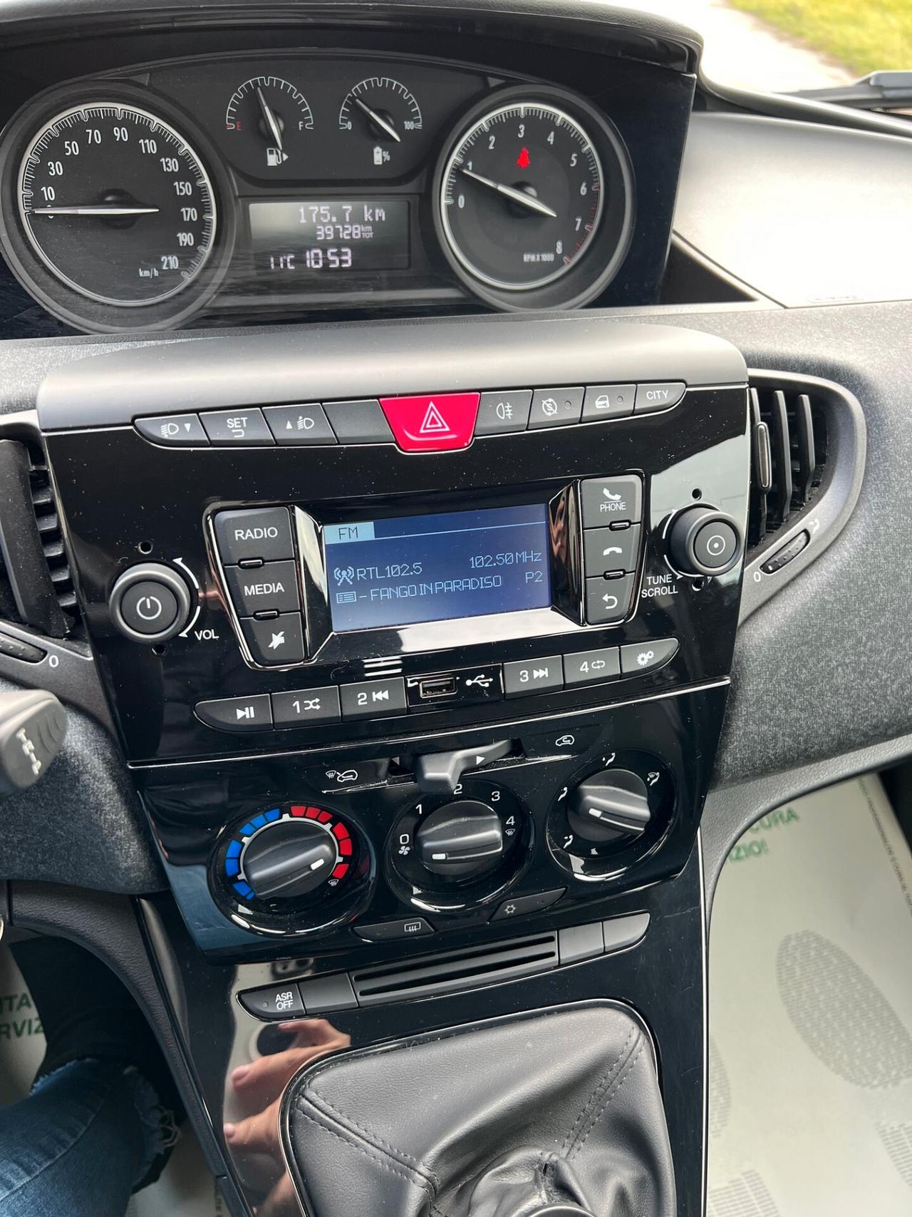 Lancia Ypsilon 1.0 FireFly 5 porte S&S Hybrid Ecochic Silver anche NEOPATENTATI