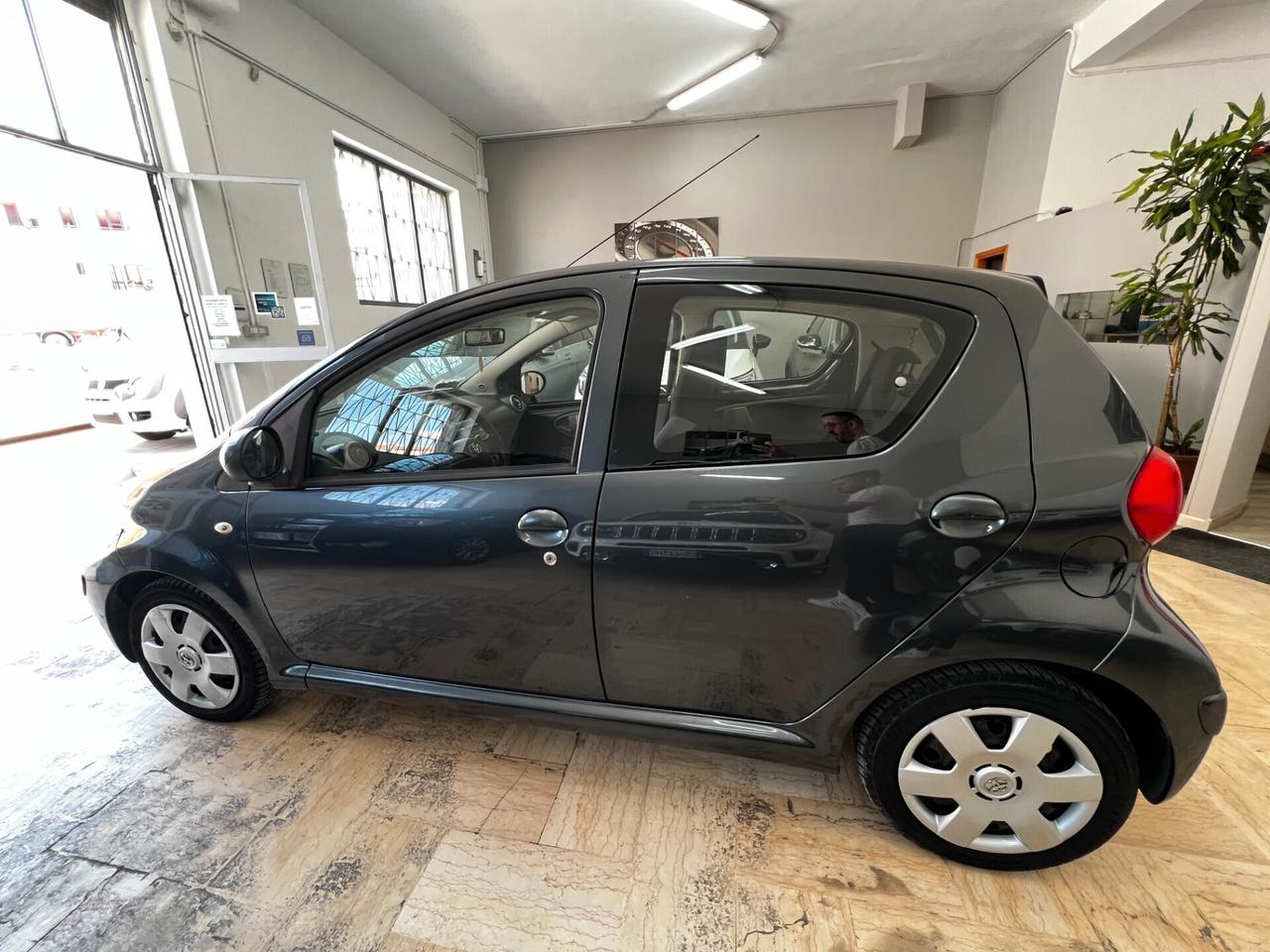 Toyota Aygo 1.0 12V VVT-i 5 porte Sol