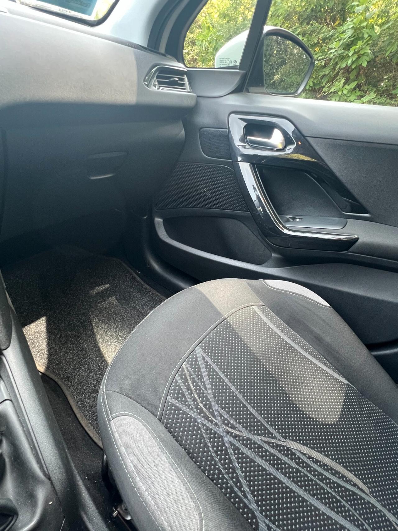 Peugeot 208 1.4 HDi 68 CV 5 porte Allure