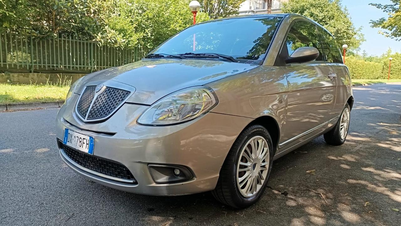 Lancia Ypsilon 1.2 Argento benzina neopatentati