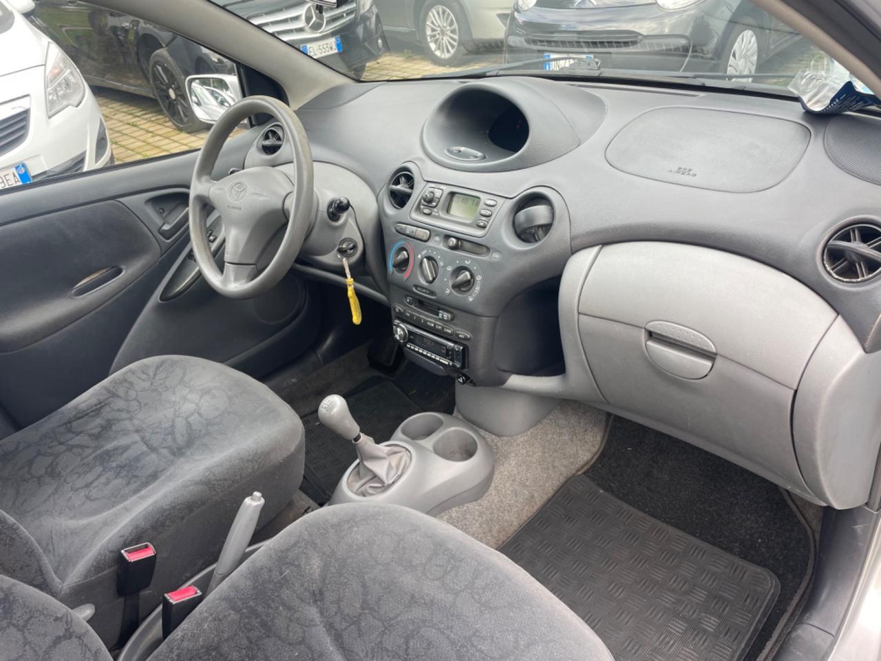 Toyota Yaris 1.0i 16V cat 5 porte Sol
