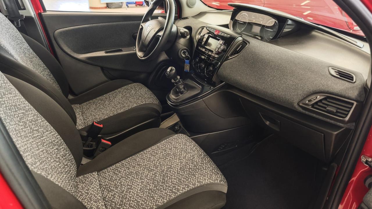 Lancia Ypsilon 1.0 Hybrid Silver