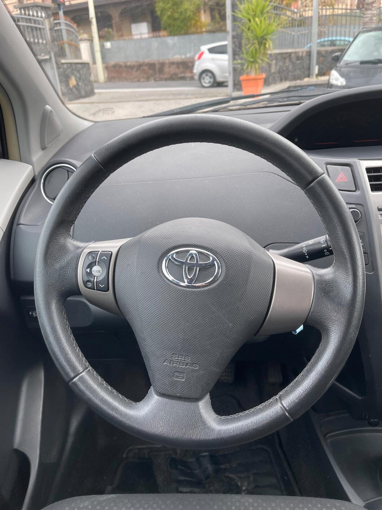 Toyota Yaris 1.0 5 porte Sol