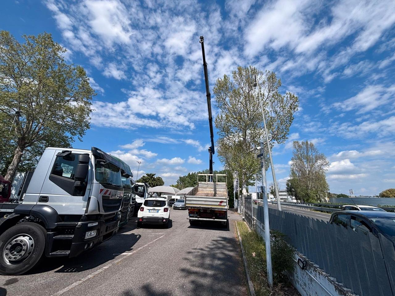 Iveco eurocargo 180E280 gru e ribaltabile