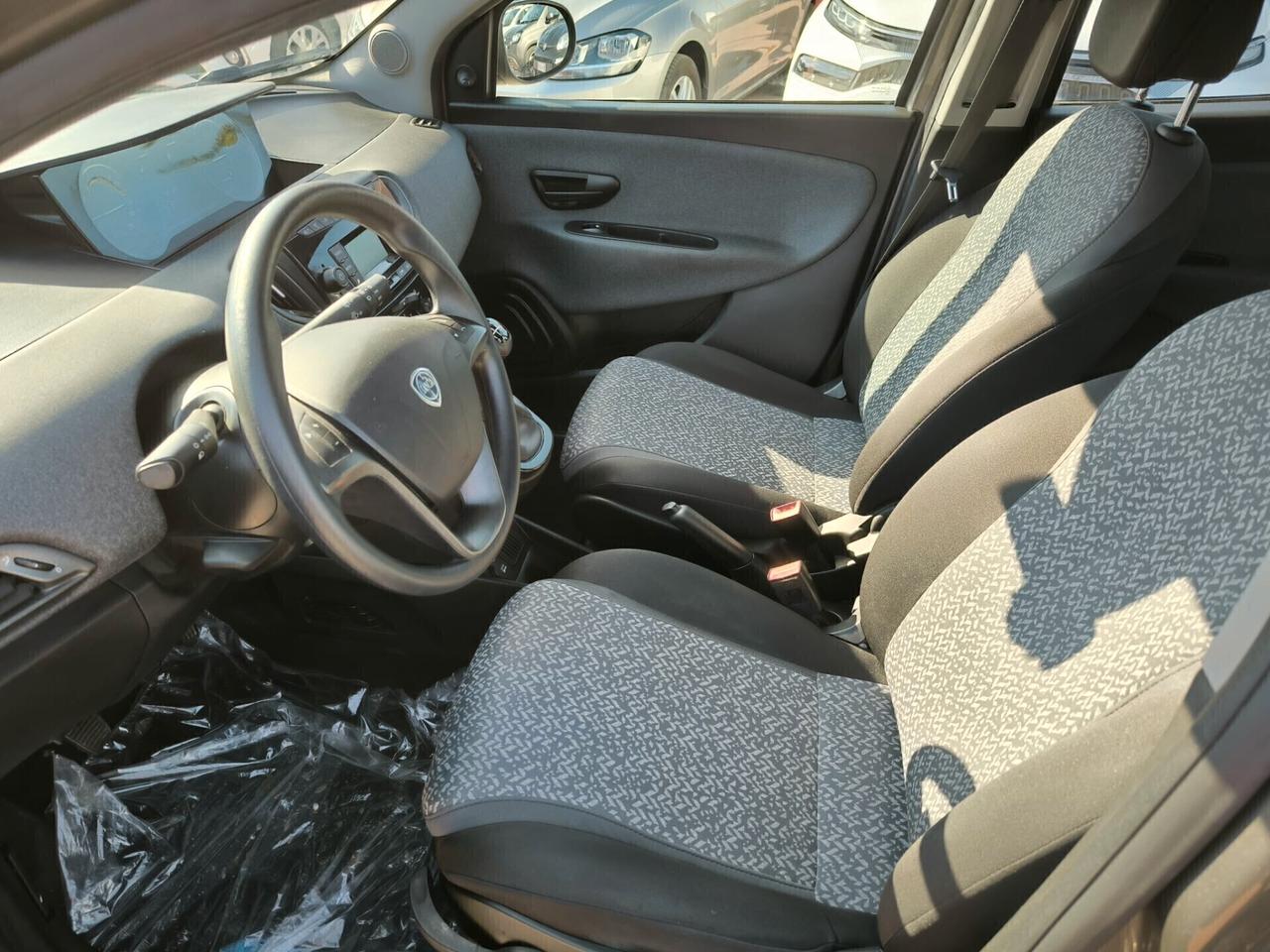 Lancia Ypsilon 1.0 FireFly 5 porte S&S Hybrid Ecochic Silver