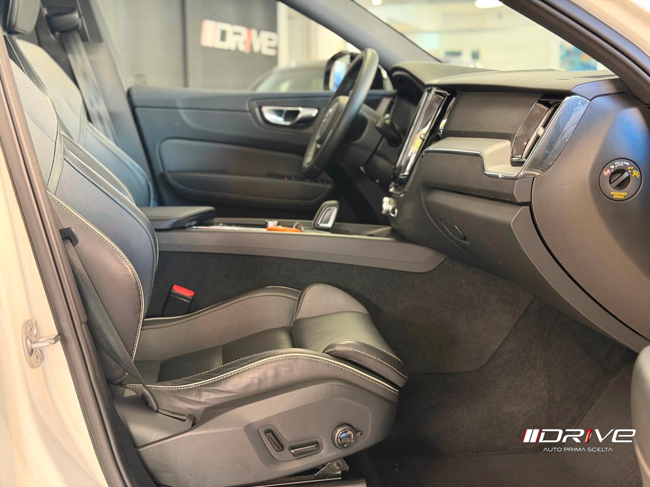 VOLVO XC60 (2017-->) XC60 B4 (d) AWD Geartronic...