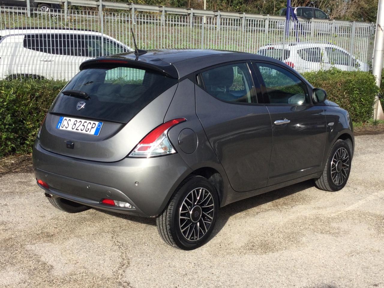 Lancia Ypsilon 1.0 FireFly 5 porte S&S Hybrid Platino