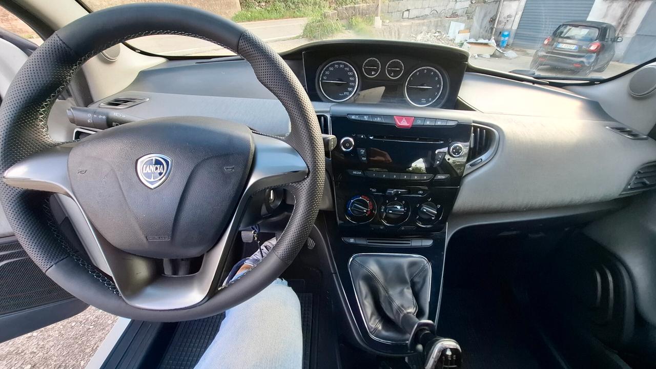 Lancia Ypsilon 0.9 TwinAir 85 CV 5 porte Metano Ecochic Silver