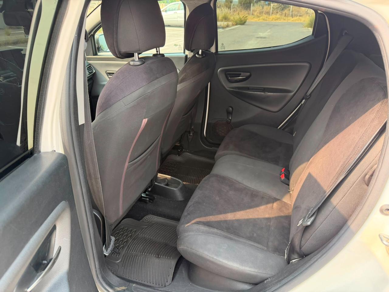 Lancia Ypsilon 0.9 TwinAir 85 CV 5 porte Metano Ecochic Silver