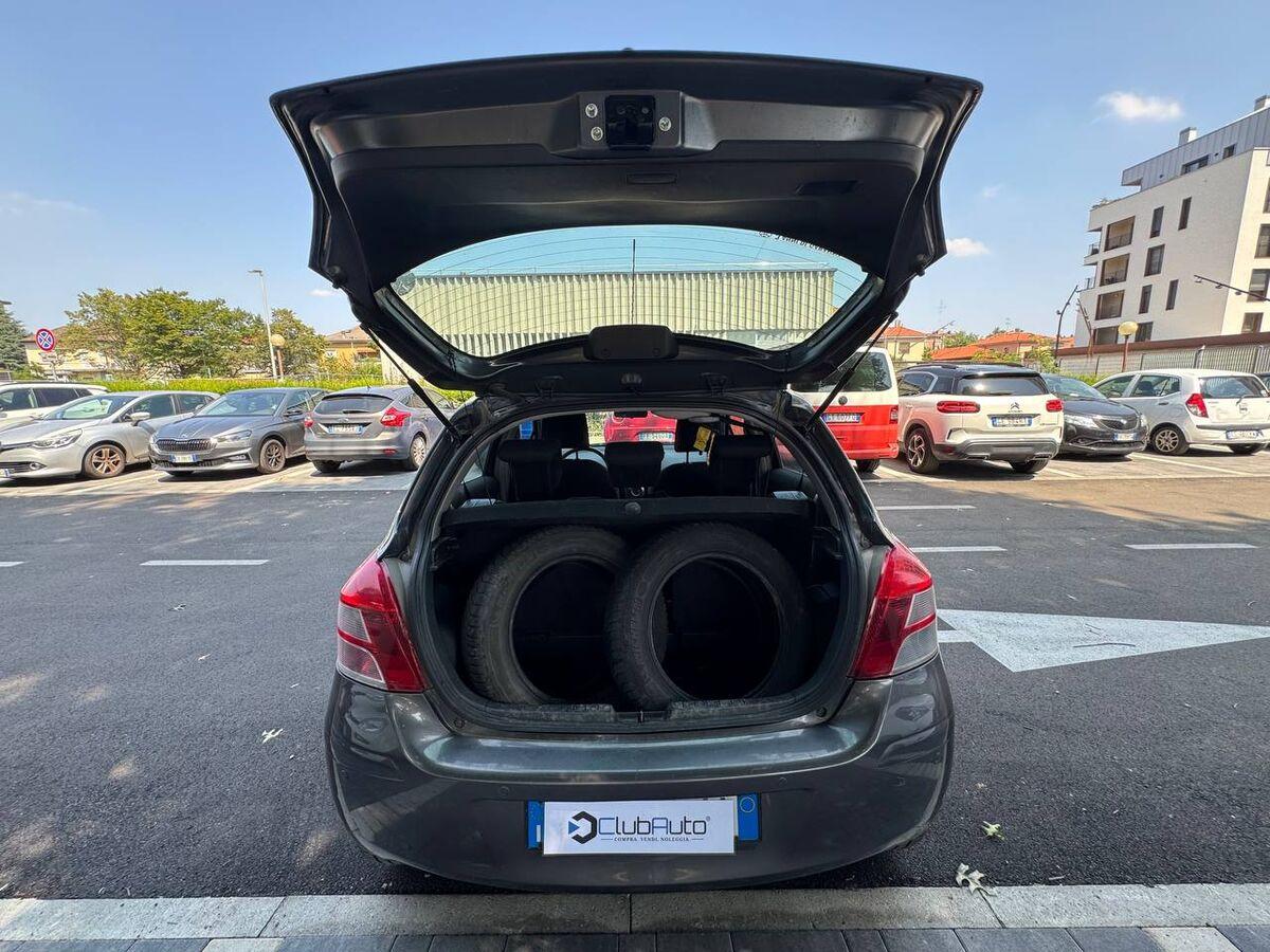 Toyota Yaris 1.3 dual Sol 5p m-mt