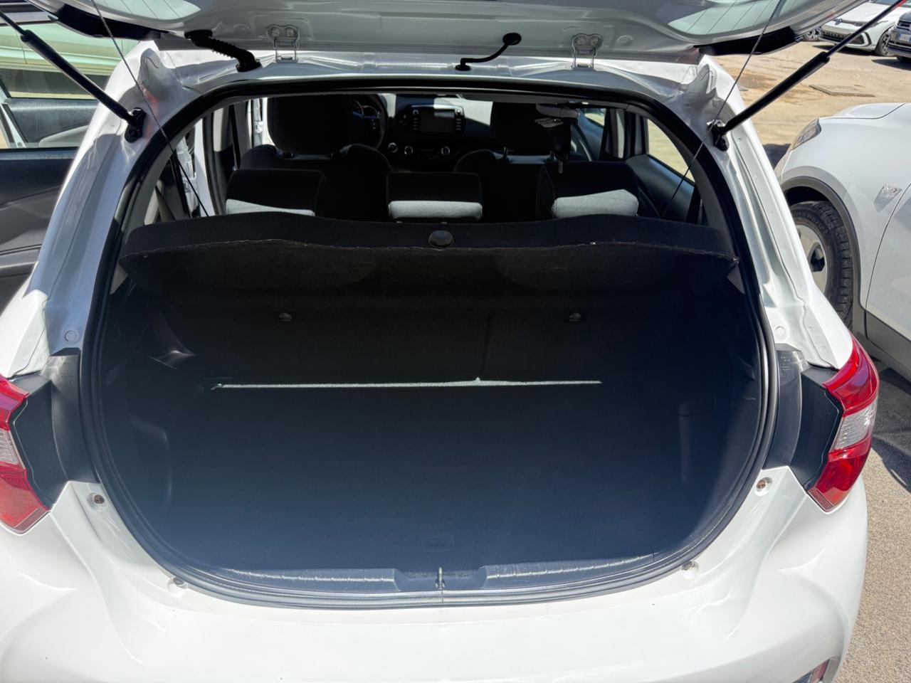 Toyota Yaris 1.5 5 porte Lounge NUOVA