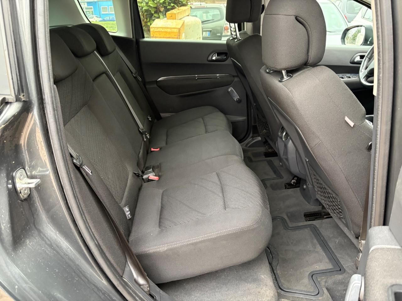 Peugeot 3008 1.6 HDi 110CV cambio robotizzato Business