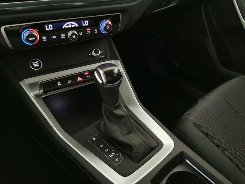 Audi Q3 II 2018 35 2.0 tdi Identity Black s-tronic
