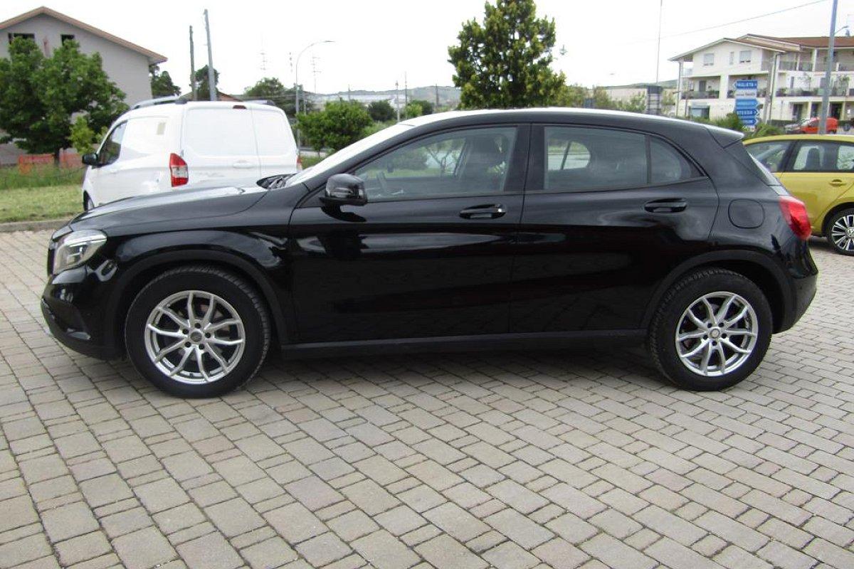 MERCEDES GLA 180 d Automatic Business