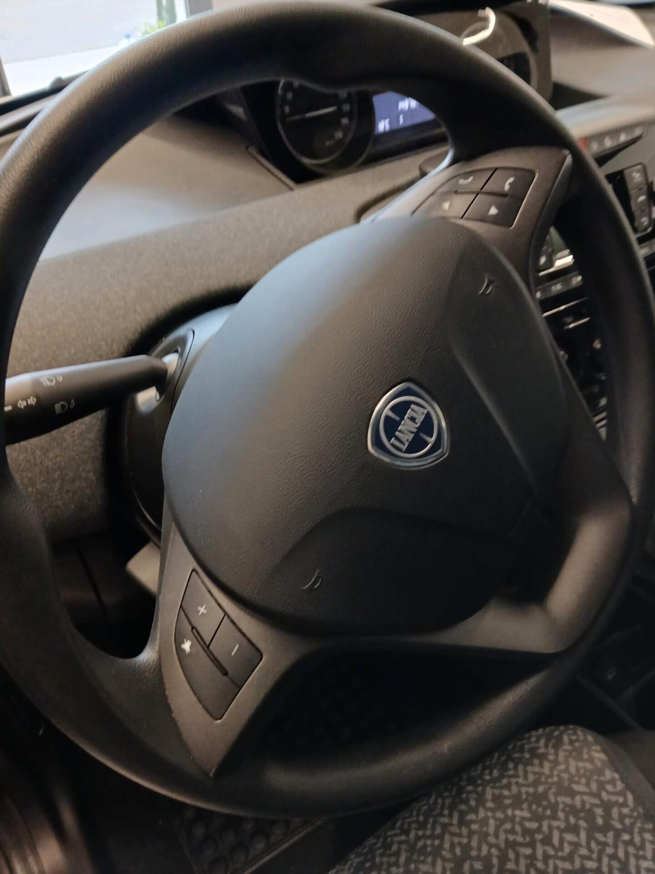 Lancia Ypsilon 1.0 FireFly 5 porte S&S Hybrid Silver