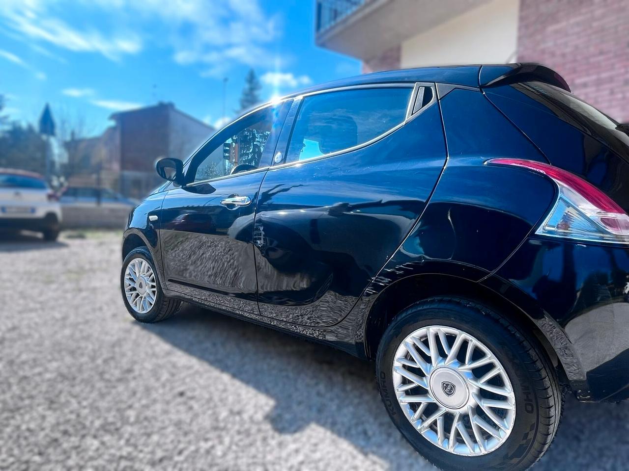 Lancia Ypsilon 0.9 TwinAir 85 CV 5 porte Metano Ecochic Silver