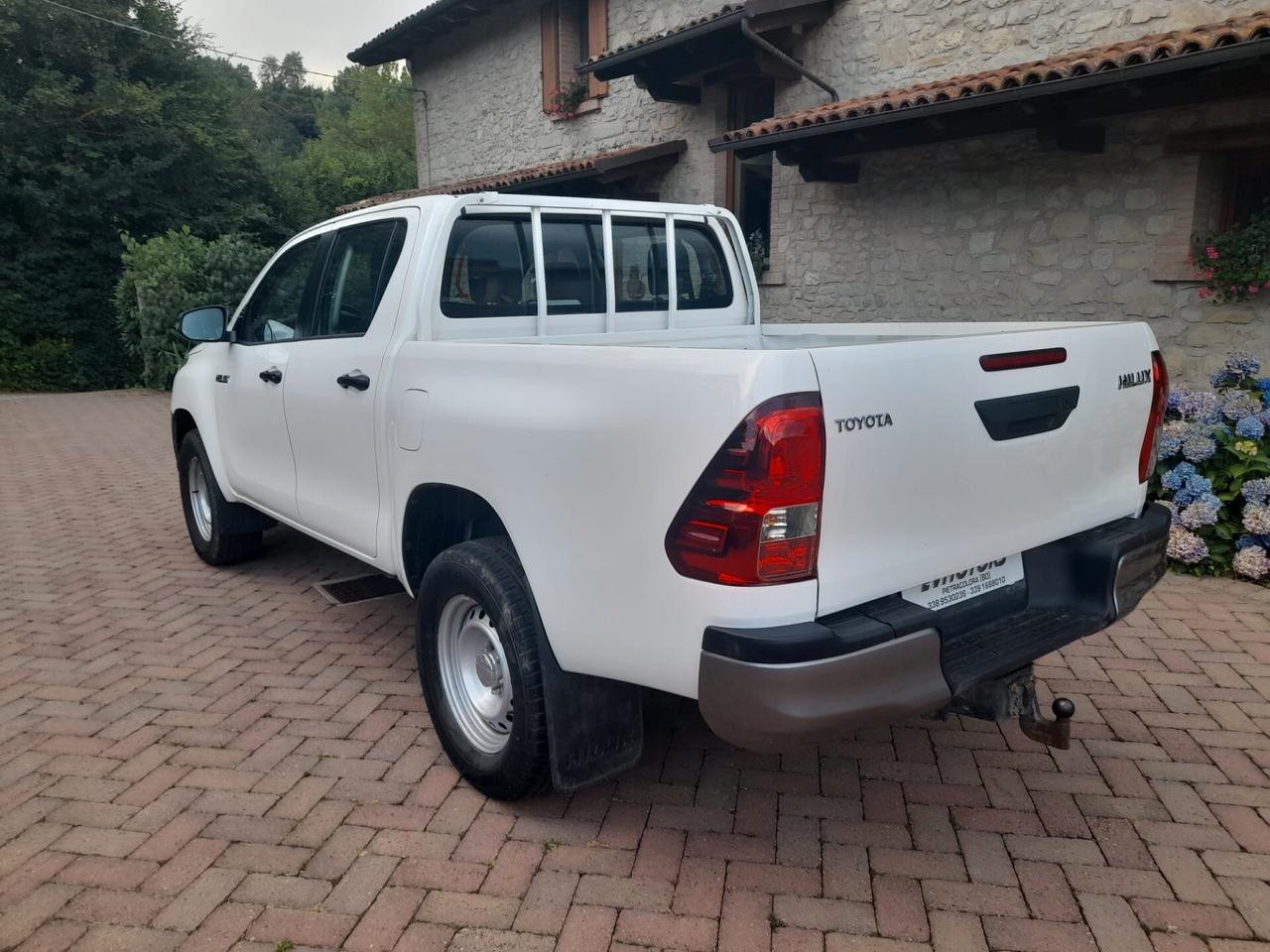 Toyota Hilux 2.4 D-4D 4WD 4 porte Double Cab Lounge AUTOCARRO