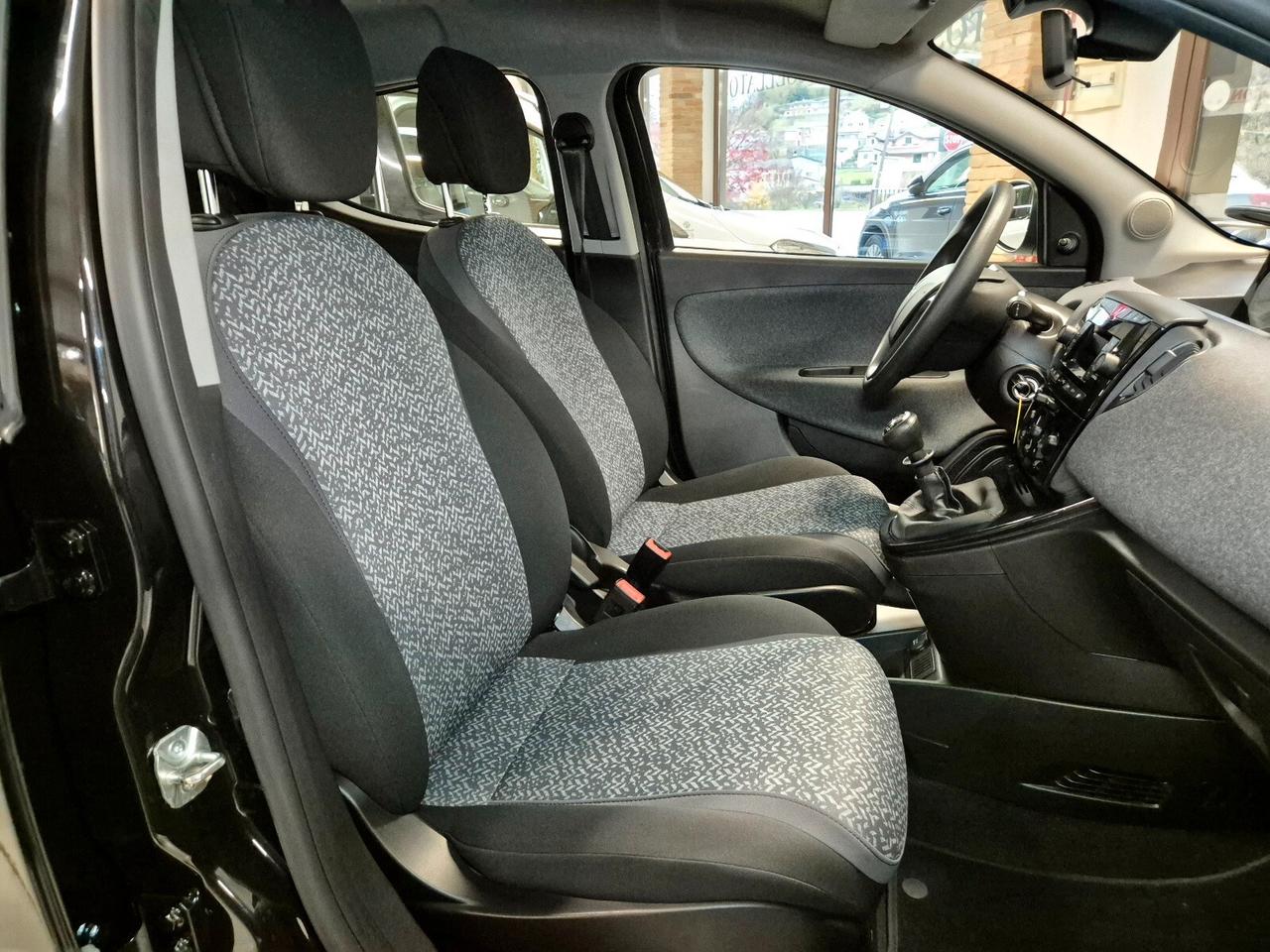 Lancia Ypsilon 1.0 FireFly 5 porte S&S Hybrid Silver