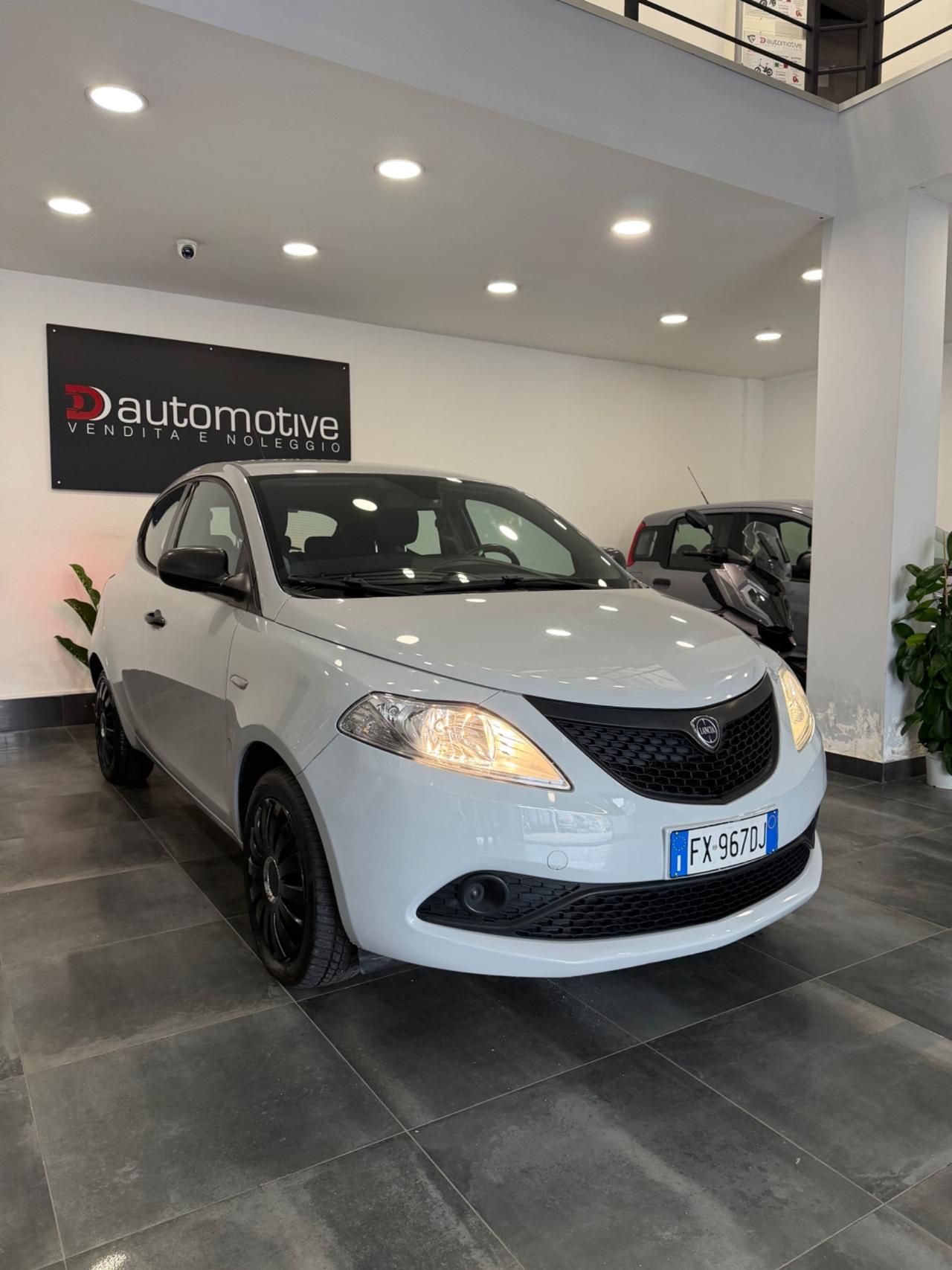 Lancia Ypsilon Elefantino Blu Gpl casa madre