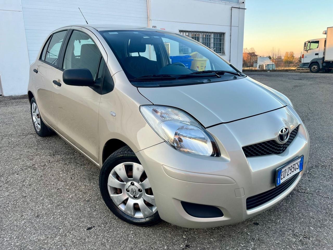 Toyota Yaris 1.0benz 2010 128.000km perfetta per neopatentati