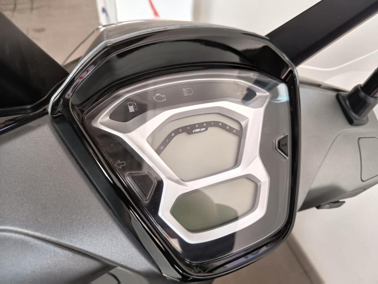 Kymco People 125i € 2.690,00 F.C.