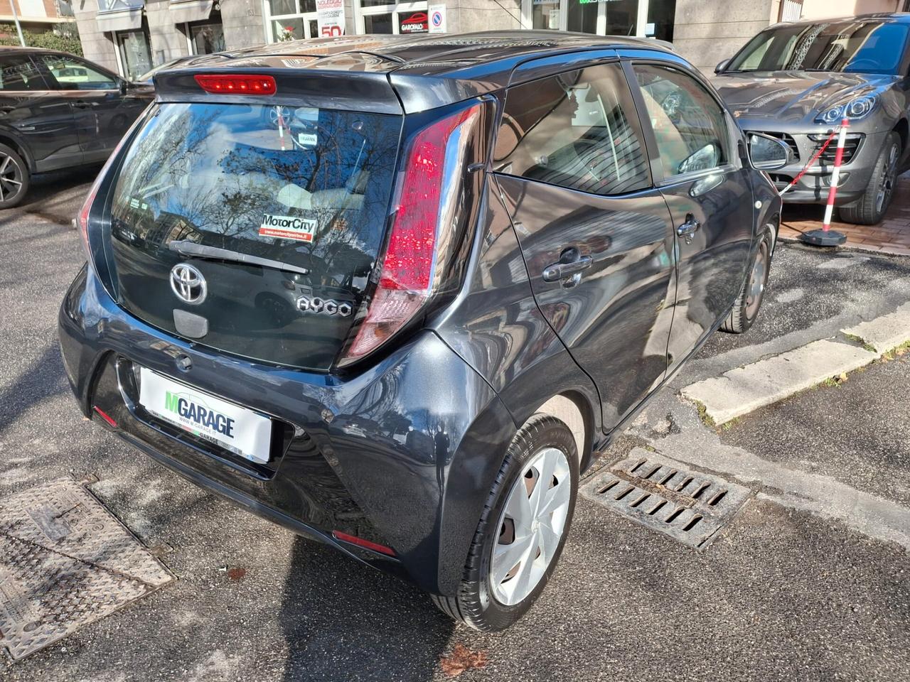 Toyota Aygo 1.0 VVT-i 69 CV 5 porte x-play MMT