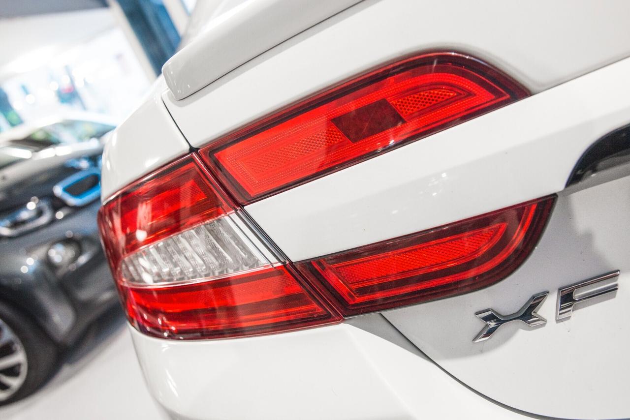 JAGUAR XF 2,2 D LUXURY 190CV PELLE TOTALE NAVIGATORE CERCHI CAMBIO AUTOMATICO