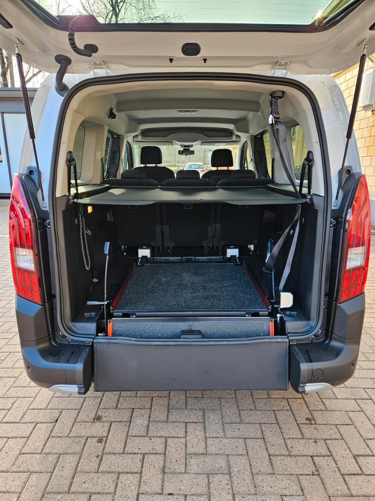 Peugeot Rifter e-Rifter motore elettrico 136 CV 50kWh Allure Long