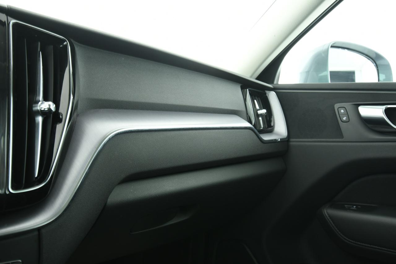 VOLVO XC60 2.0 b4 Momentum Pro awd auto CAMERA+APP CONNECT