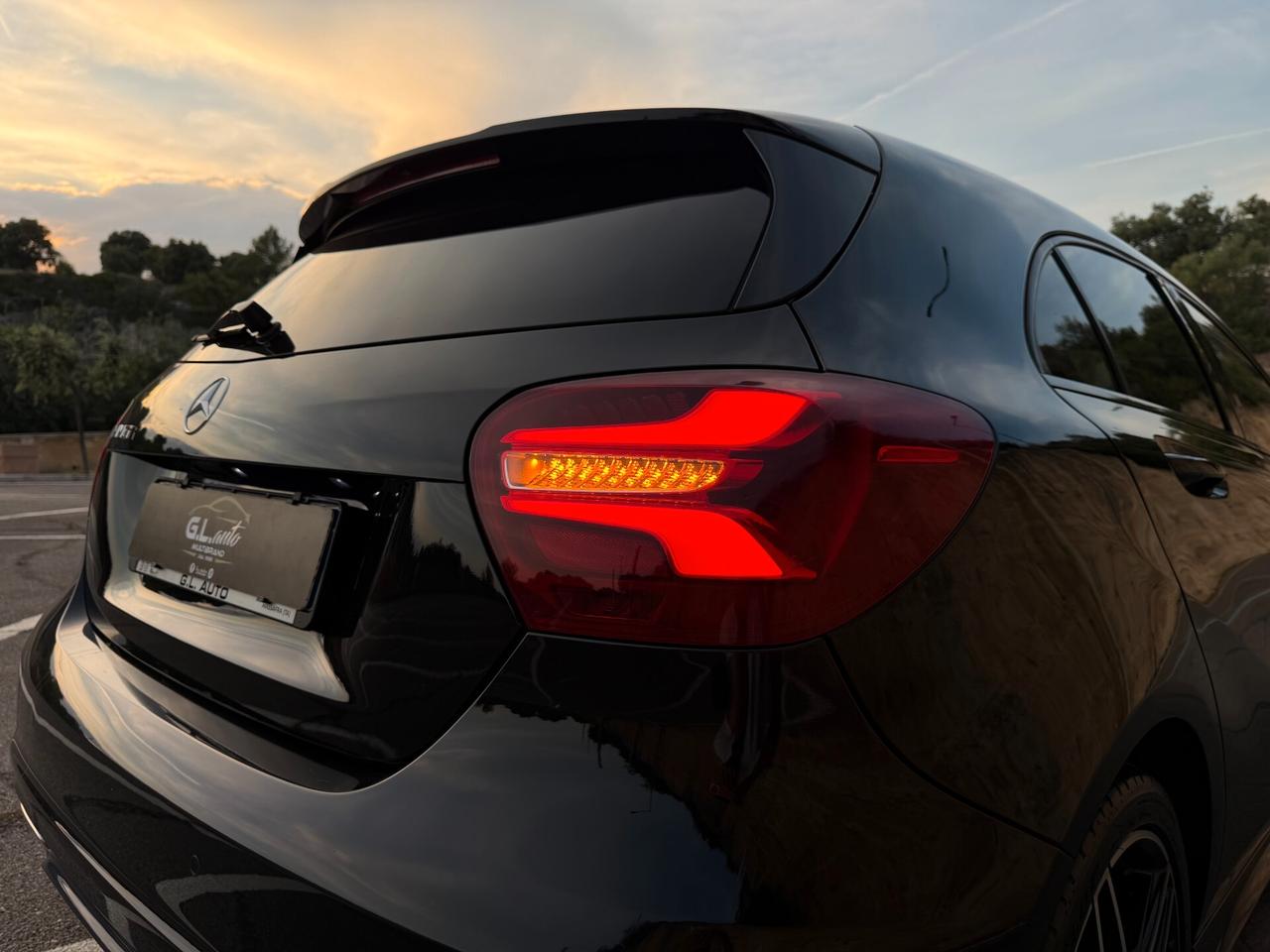 Mercedes A180 PREMIUM NIGHT EDITION/1500 110CV/LED/18"