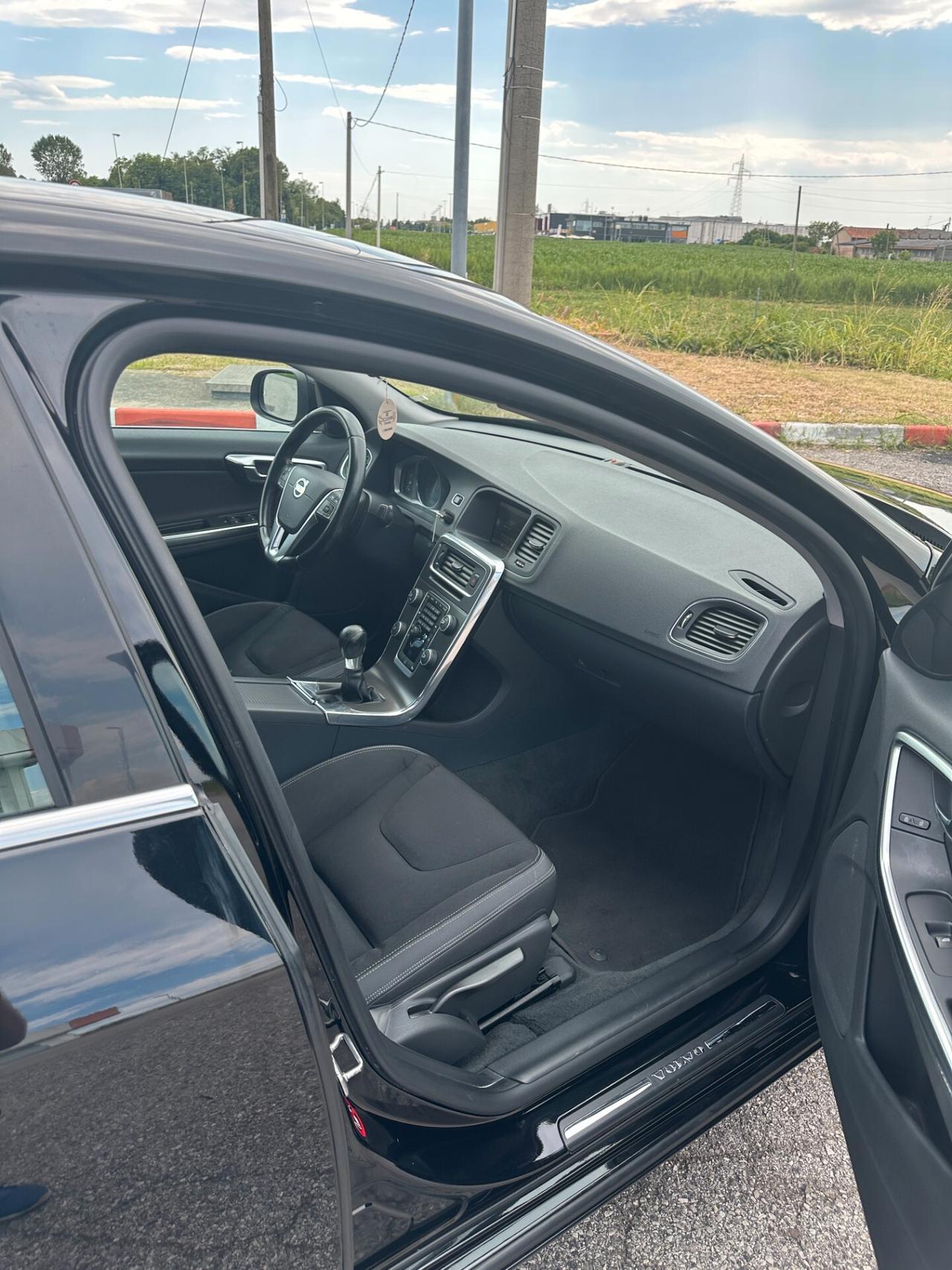 Volvo S60 D2 R-design Momentum