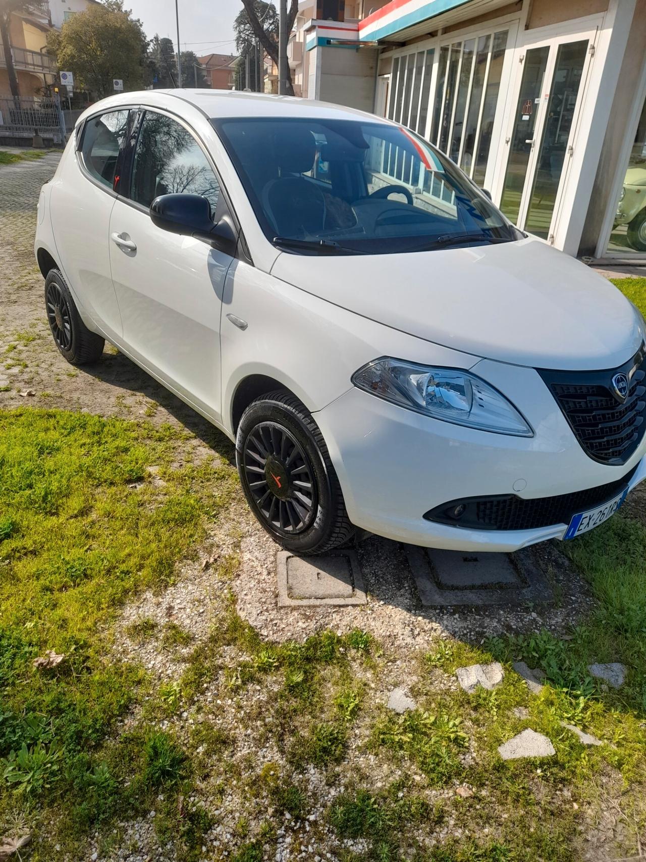 Lancia Ypsilon 0.9 TwinAir 85 CV Metano