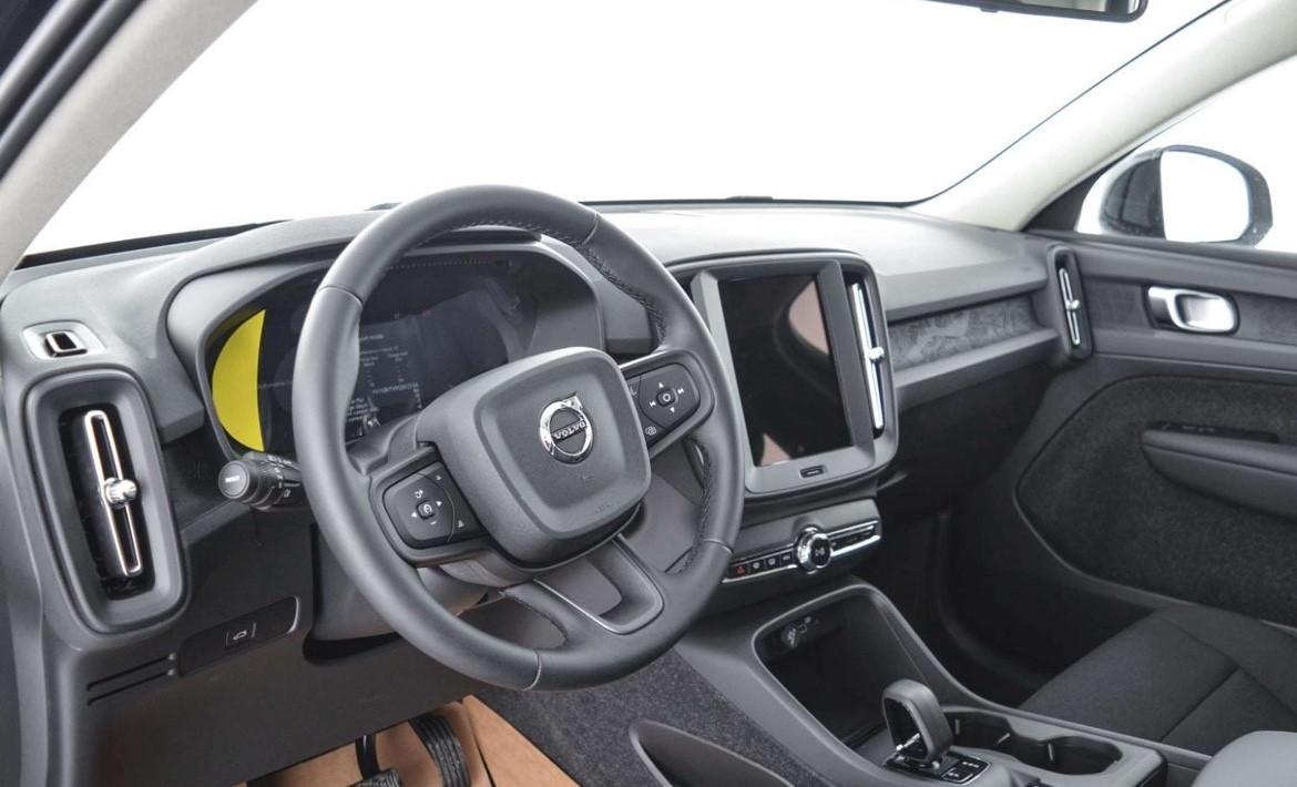 Volvo XC40 B3 automatico MILD HYBRID ELETTRICA NOLEGGIO 12 MESI