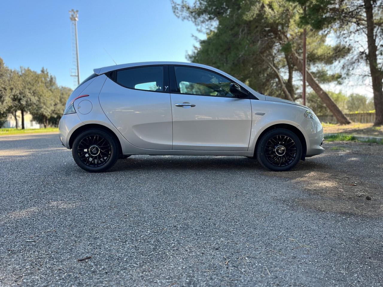 Lancia Ypsilon 1.2 69 CV 5 porte S&S Silver